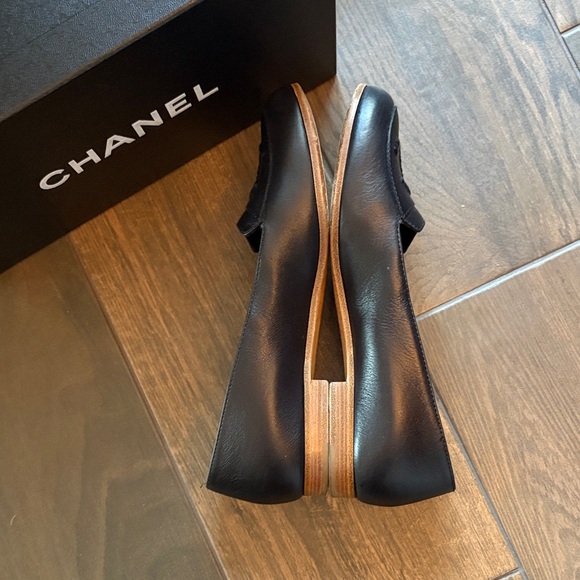 CHANEL Black Loafers - Picture 9 of 16